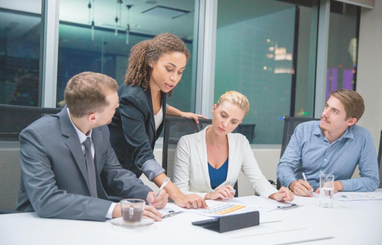 Studierende bei der Gruppenarbeit an Finanzplänen